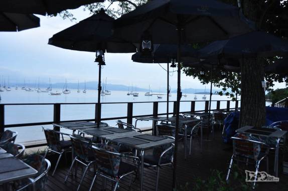 Restaurante na orla de Santo Antônio de Lisboa, em Florianópolis, Santa Catarina